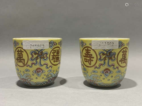 A pair of famille rose and boundless decorative cups for yellow land in the Qing Dynasty