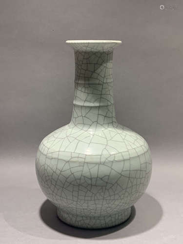 Qing Dynasty Yongzheng imitation Ge glaze dazzle pattern appreciation bottle