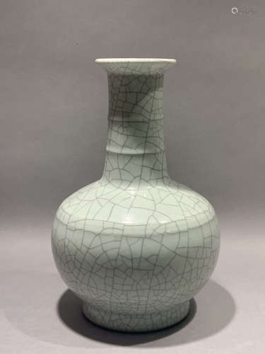 Qing Dynasty Yongzheng imitation Ge glaze dazzle pattern appreciation bottle