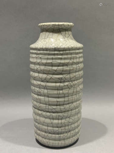 Qing Dynasty Qianlong imitates the Ge kiln to dazzle the pattern bottle