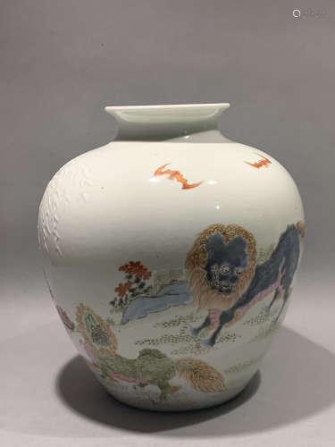 Taibai jar decorated with painted lion pattern in the middle of Qing Dynasty