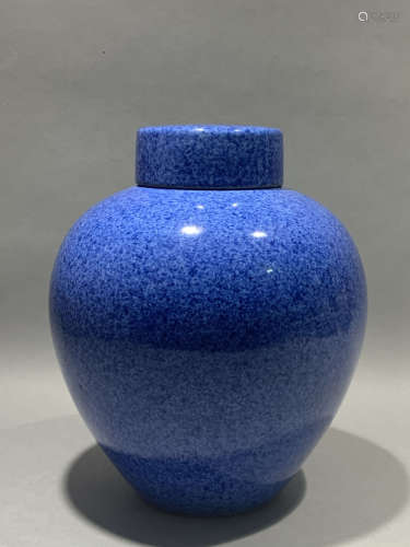 Qing Dynasty Yongzheng snow blue glaze jar