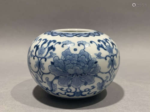Water bowl decorated with blue and white lotus and peony patterns in Qianlong period of Qing Dynasty