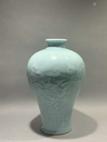 Plum vase decorated with three patterns of Tianqing glaze in Qianlong period of Qing Dynasty