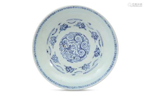 AN EXTREMELY RARE CHINESE BLUE AND WHITE 'DRAGON' DISH.