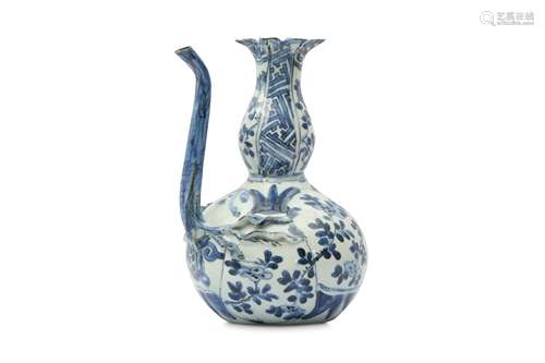 A CHINESE BLUE AND WHITE 'POMEGRANATE' KENDI.