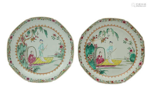 A PAIR OF CHINESE FAMILLE ROSE 'PUNTERS' DISHES.