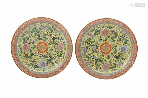 A PAIR OF CHINESE FAMILLE ROSE DISHES.