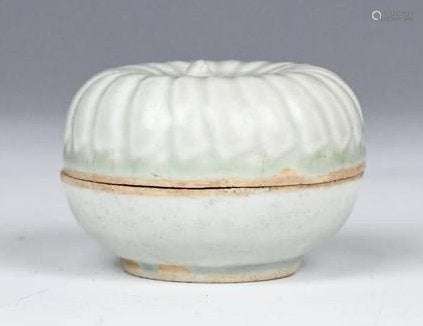 A Chinese Celadon Glaze Cover Box, Ming