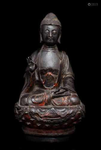 Bronze des Buddha Shakyamuni mit Resten von Lackauflage