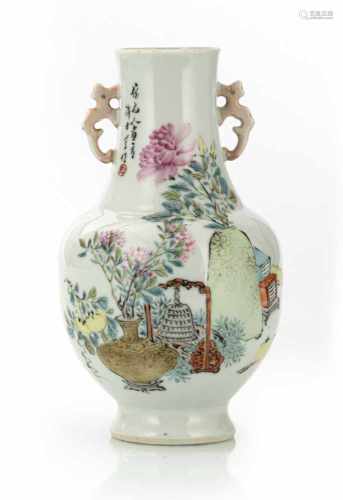 Kleine Henkelvase mit Antiquitäten- und Blütendekor in den Farben der 'Famille rose'