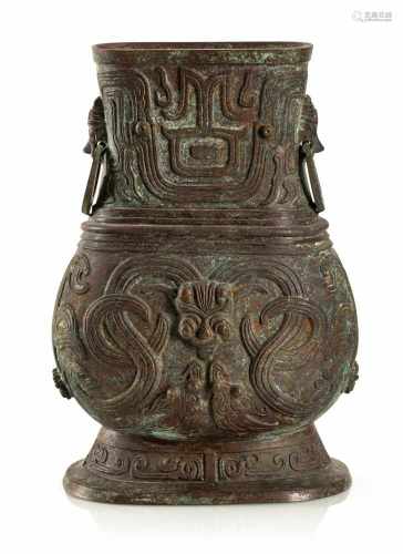 Bronzevase im archaischen Stil mit seitlichen Tierkopf-Handhaben