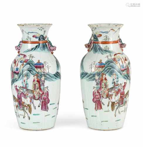 Paar 'Famille rose'-Vasen aus Porzellan mit Romanszenen