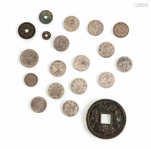 Gruppe von 7 Münzen, u.a. Silber und Bronze und Satz von Silber-Münzen mit Qing-Kaisern
