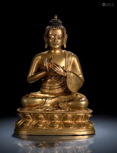 Bronze des Buddha Shakyamuni auf einem Lotos mit fein gravierten Gewandsäumen