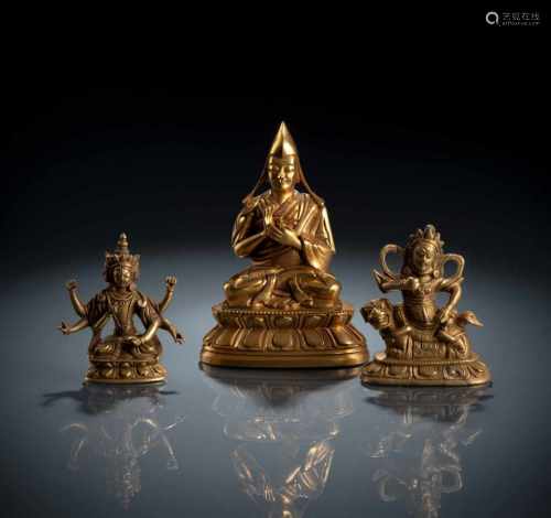 Drei feuervergoldete Bronzen, u.a. Lama und Vaishravana