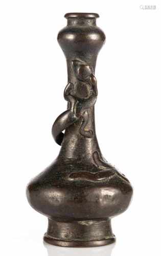 Kleine Flaschenvase aus Bronze mit Chilong um den Hals und die Wandung
