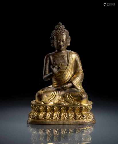 Partiell feuervergoldete Kupfer-Repoussé-Figur des Buddha Shakyamui mit Silberauflage