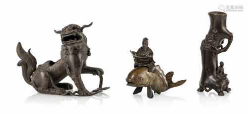 Gruppe von Bronzen, u. a. Vase, Löwe und Kinko mit Karpfen