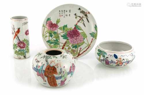 Gruppe von vier 'Famille rose'-Porzellanen mit Figuren- und Blütendekor