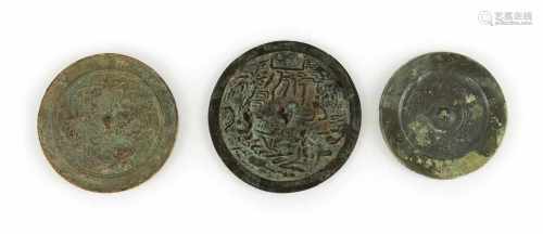 Drei Spiegel aus Bronze mit Tier- bzw. Lanschaftsdarstellung, einer mit stilisierten Vögel