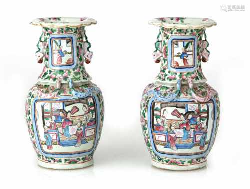 Paar 'Famille rose'-Vasen mit Dekor von Figurenszenen