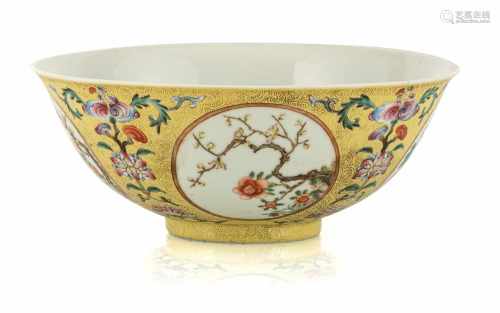 Gelbgrundige 'Famille rose'-Schale aus Porzellan mit Blütenmedaillons