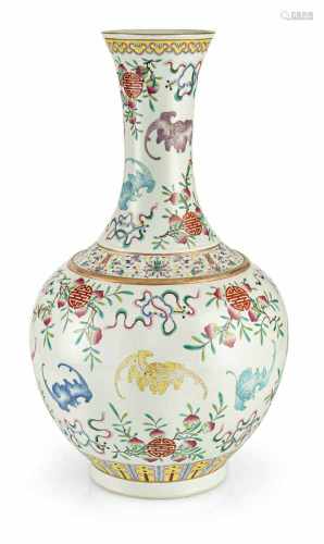 'Famille rose'-Vase mit Dekor von Pfirsichen, Fledermäusen und Shou