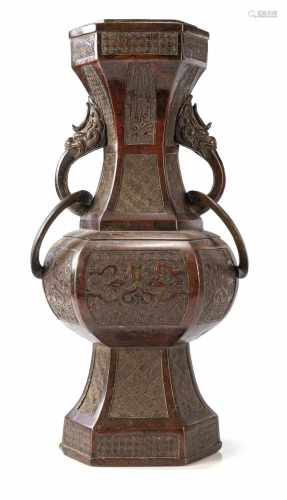 Schwere hexagonale Vase aus Bronze im archaischen Stil dekoriert mit losen Ringhenkeln