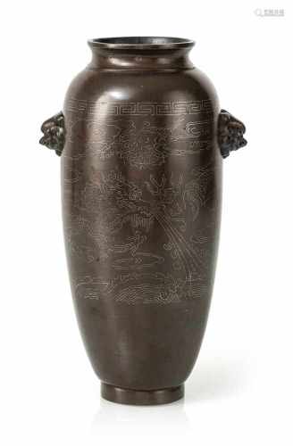 Shisou-Vase mit Dekor von Drachen zwischen Wolken in Silbereinlagenaus Bronze
