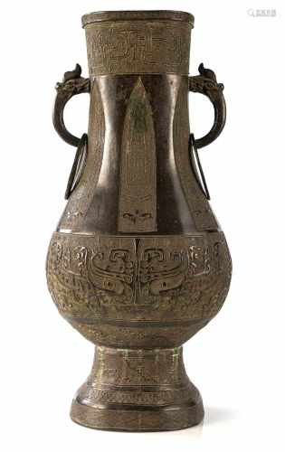 Hu-förmige Vase aus Bronze im archaischen Stil dekoriert