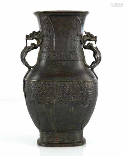 Bronzevase mit seitlichen Handhaben in Form von Chilong
