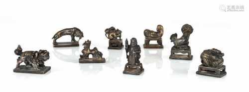 Gruppe von Siegeln und Gewichten aus Bronze, teilweise in Tierform