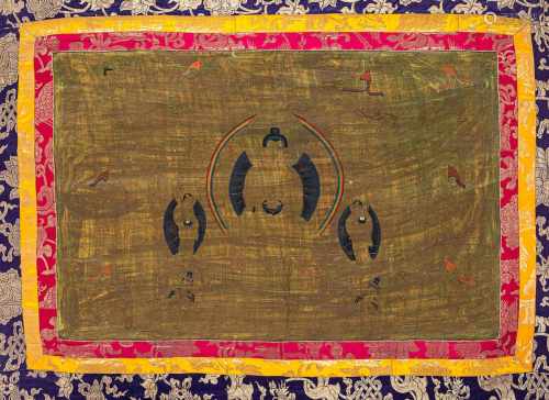 Thangka mit zentraler Darstellung von Buddha auf gelbem Fond mit Linienmalerei, Montierung