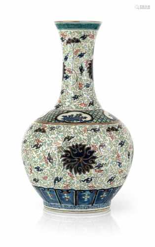 Gebauchte Vase aus Porzellan mit 'Doucai'-Dekor von Lotos und Rankwerk