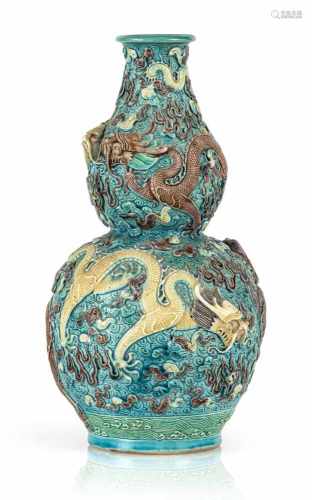 Feine 'Fahua'-Porzellanvase mit Drachendekor
