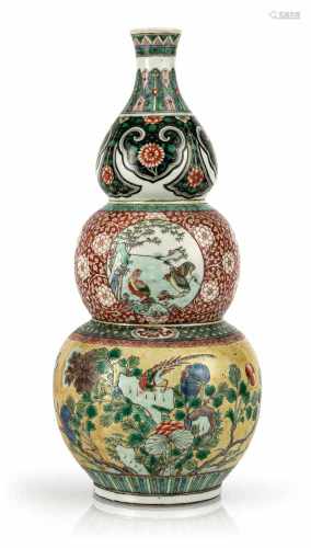 Kalebassenvase aus Porzellan mit 'Famille verte'-Dekor von Szenen Blüten und Vögeln