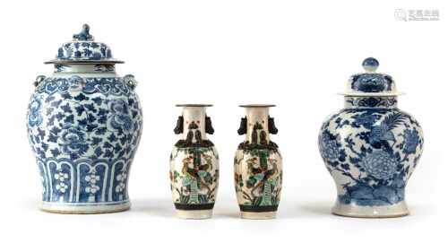 Paar 'Famille verte'-Vasen und zwei unterglasublau dekorierte Deckelvasen aus Porzellan