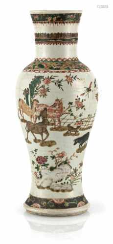 Balustervase aus Porzellan mit 'Famille verte'-Dekor von Tieren