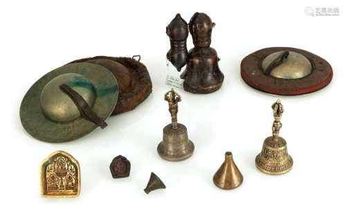 Konvolut Ritualgegenstände und Tsha Tsha Models aus Bronze und Messing