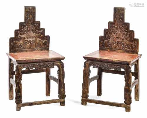 Paar Stühle mit abgestufter Rückenlehne