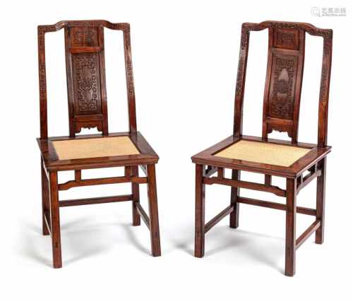 Paar Stühle mit geflochtener Sitzfläche und geschnitztem 'shou'-Zeichen-Dekor
