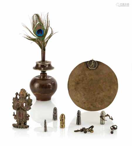 Konvolut Kunstgewerbe und Siegel, u.a. Kalasha, Spiegel und Bronzefigur