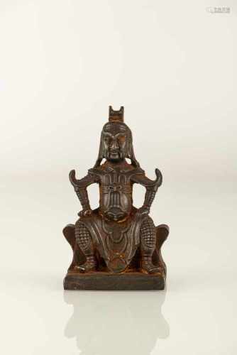Eisenfigur des Guandi auf einem Podest sitzend