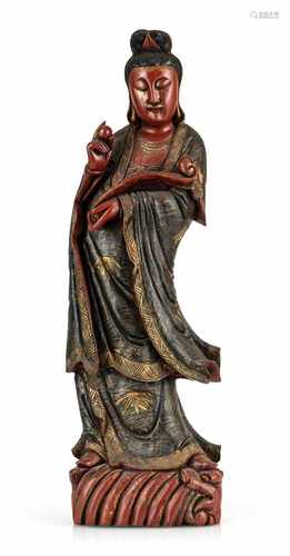 Skulptur des stehenden Guanyin aus Holz mit roter und schwarzer Lackfassung