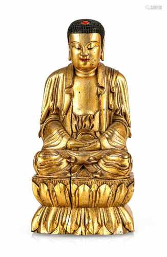 Lackvergoldete Figur des Buddha Shakyamuni auf einem Lotos aus Holz