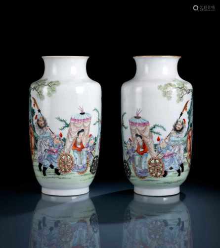 Paar Vasen aus Porzellan mit feinem Dekor von Romanszenen in polychromen Emailfarben