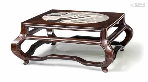 Flacher Tisch aus Hartholz mit eingelegter, runder Marmorplatte
