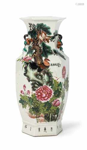 Vase mit Aufschrift, Vögeln, Blüten und Kiefer