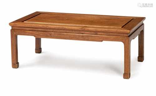 Rechteckiger niedriger Tisch aus Hartholz